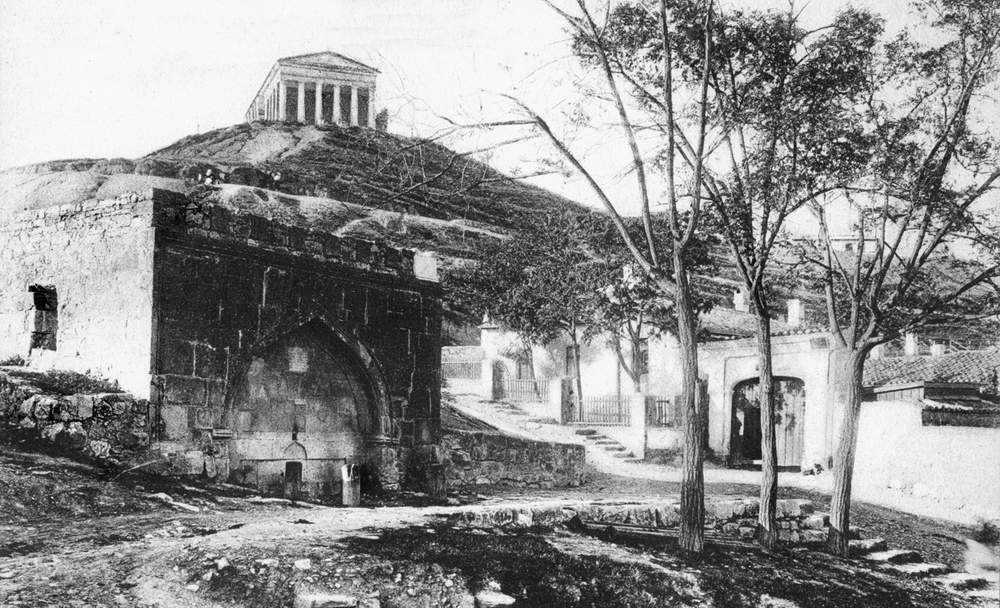Дом, в котором родился Айвазовский, слева армянский фонтан, сверху музей древностей